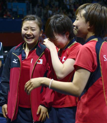 卓球女子団体準決勝　シンガポールを破って決勝進出を決め、涙を流して喜ぶ（左から）福原、石川、平野