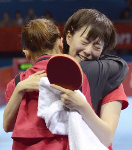 卓球女子団体準決勝　シンガポールを破って決勝進出を決め、福原（手前）と抱き合う石川