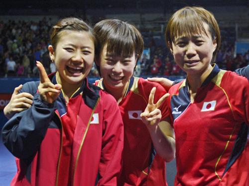 卓球女子団体準決勝　シンガポールを破って決勝進出を決め、ポーズをとる（左から）福原、石川、平野