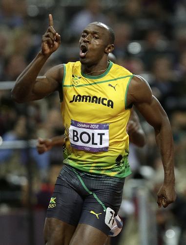 男子１００メートル決勝　１位でゴールを駆け抜け、喜びを爆発させるジャマイカのウサイン・ボルト