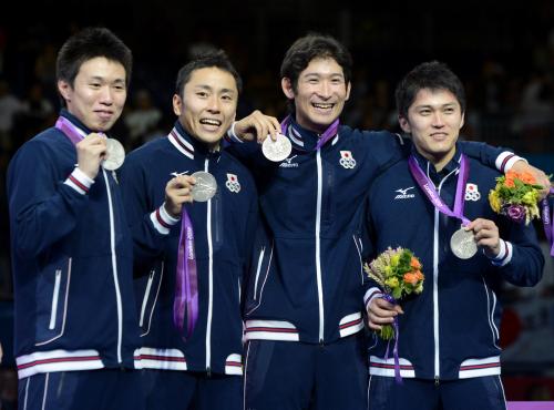 フェンシング男子フルーレ団体で獲得した銀メダルを手に笑顔を見せる（左から）淡路、太田、三宅、千田
