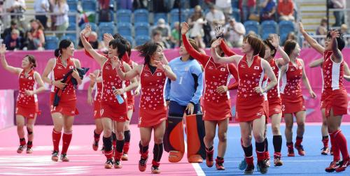 中国に勝利し、観客の声援に応える駒沢（左から３人目）ら日本チーム