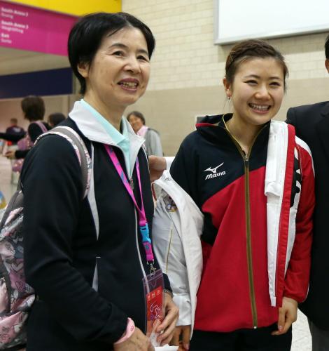 決勝進出を果たしてメダル獲得が確定し、母・千代さん（左）とともに笑顔の福原愛