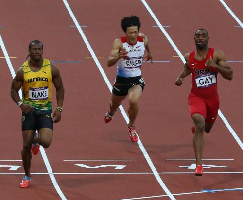 男子１００メートル準決勝でブレーク（左）とゲイ（右）に遅れてゴールする山県