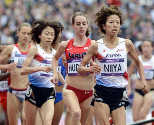 女子５０００メートル予選に出場した新谷仁美（右端）と吉川美香（右から３人目）