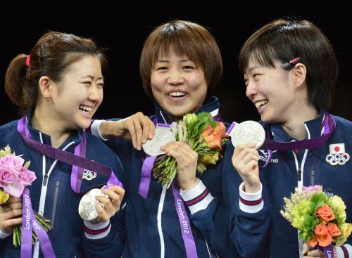 卓球女子団体で獲得した銀メダルを手に喜ぶ（左から）福原、平野、石川