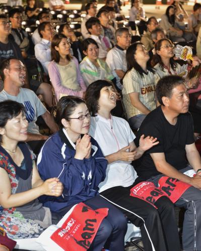 仙台市内で開かれた卓球女子団体決勝のパブリックビューイングで、日本チームの敗戦に残念そうな表情の市民ら
