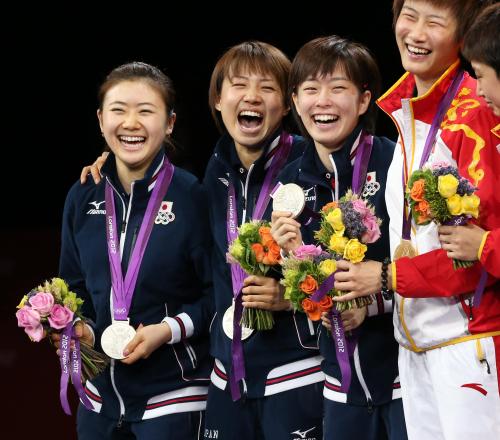 銀メダルを手に笑顔の（左から）福原愛、平野早矢香、石川佳純