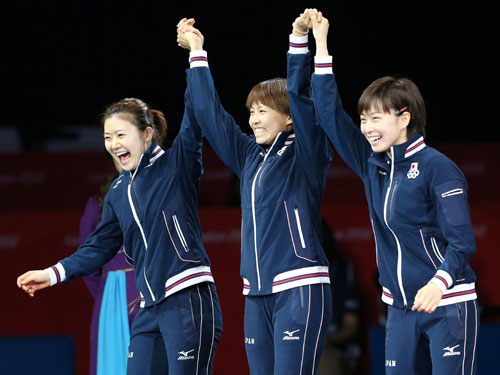 笑顔で表彰台に上がる（左から）福原愛、平野早矢香、石川佳純