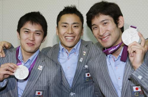 持ち帰った銀メダルを手に笑顔を見せるフェンシング男子団体の（左から）千田、太田、三宅