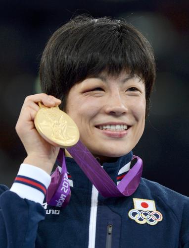 女子48キロ級で獲得した金メダルを手に笑顔を見せる小原日登美