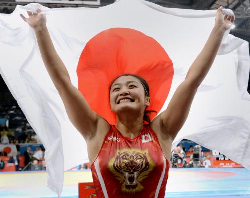 女子63キロ級で３連覇を達成し、日の丸を掲げて声援に応える伊調馨