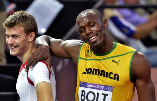 ２００メートル準決勝を終え、ルメートル（左）と笑顔を見せるボルト