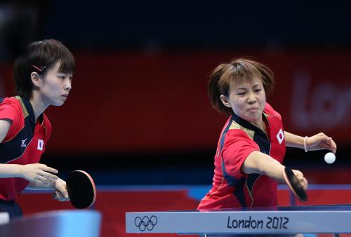 女子団体決勝のダブルスでペアを組んだ平野早矢香（右）と石川佳純