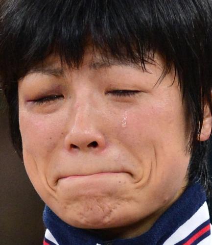 女子48キロ級で金メダルを獲得、表彰式で感激の涙を流す小原日登美