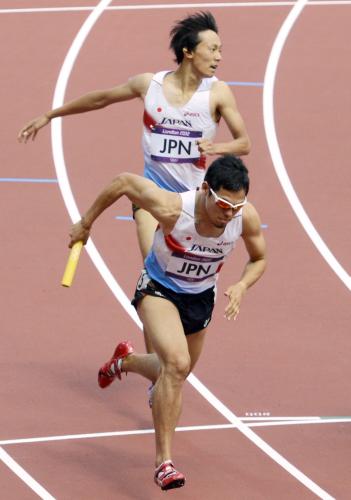男子１６００メートルリレー予選　第１走者の高瀬（奥）からリレーされ、走りだす金丸