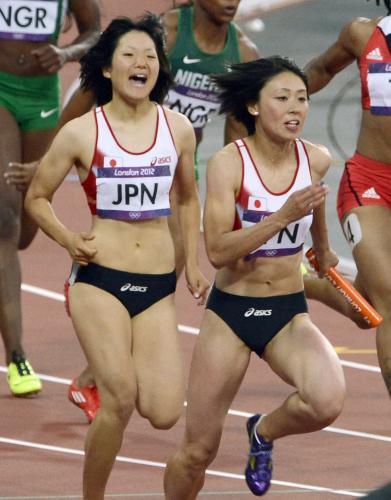 女子４００メートルリレー予選　第２走者の市川（右）にリレーし、声をかける土井
