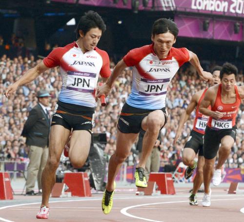 男子４００メートルリレー予選　第２走者の江里口（左）から高平にリレー
