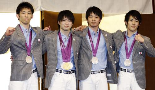 帰国の記者会見でポーズをとる体操男子日本代表の（左から）田中和仁、内村航平、田中佑典、加藤凌平