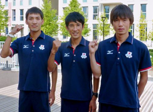 ポーズをとる男子マラソンの（左から）山本亮、藤原新、中本健太郎