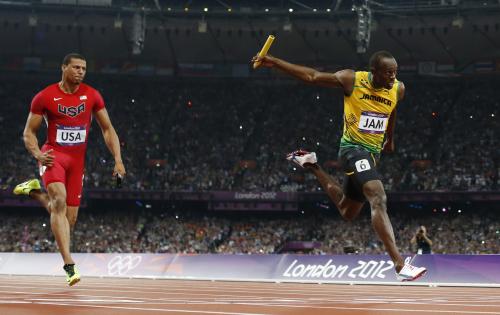 ４００メートルリレーで世界新のタイムでゴールに飛び込んだジャマイカのボルト（右）