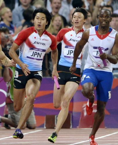 男子４００メートルリレー決勝　第３走者の高平（中央）から飯塚にリレー（左）