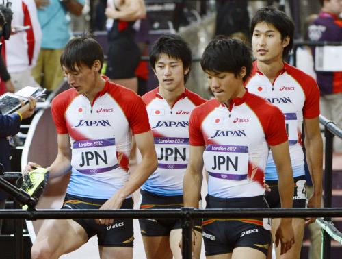 男子４００メートルリレーで５位になり、引き揚げる（左から）高平、江里口、山県、飯塚