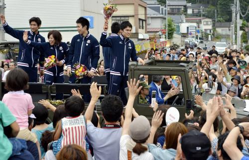 凱旋パレードで大勢の市民から歓迎される、ロンドン五輪フェンシング日本代表の千田健太（右端）、菅原智恵子（左から２人目）ら
