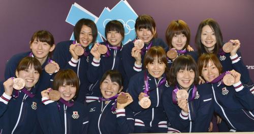 記者会見後、銅メダルを手に笑顔で記念撮影に応じるバレー女子日本代表。（左上から時計回りに）江畑、迫田、新鍋、大友、狩野、井上、佐野、中道、竹下、荒木、木村、山口