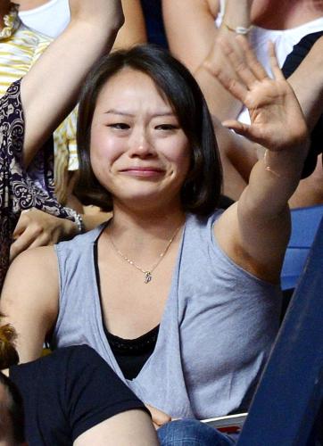 団体決勝の演技を終えた日本に、感極まった表情で手を振る遠藤由華