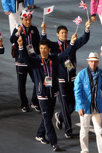 閉会式で日の丸とユニオンジャックの小旗を振って入場する村田諒太（左手前）