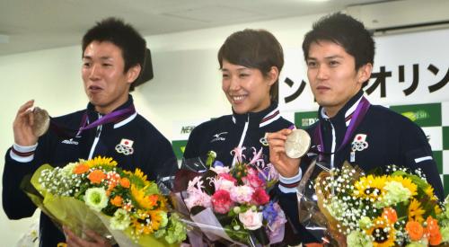 ロンドン五輪の報告に所属先を訪れたフェンシングの左から淡路卓、西岡詩穂、千田健太の各選手