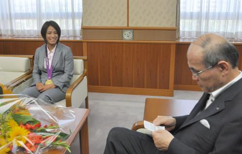 石川県庁に谷本正憲知事（右）を訪ね、金メダルを胸に笑顔を見せる柔道女子の松本薫