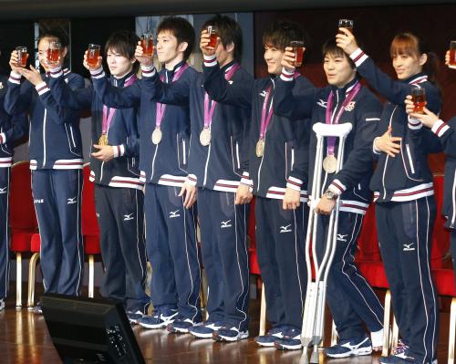 五輪代表祝勝会で乾杯する内村航平（左から２人目）、田中理恵（右端）ら体操の代表選手ら