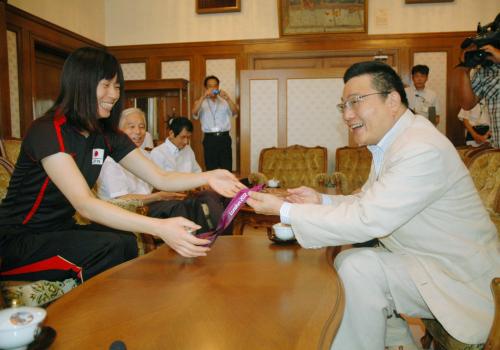 佐賀県の古川康知事（右）を訪問し、銅メダルを手渡すバレーボール女子の新鍋理沙