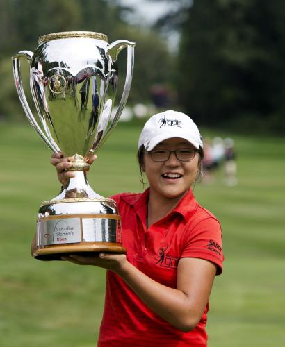 カナダ女子オープンで米女子ゴルフツアー最年少優勝記録を更新し、喜ぶリディア・コ