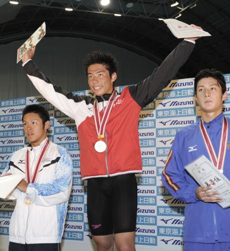男子２００メートル平泳ぎを２分７秒５７の高校新で制した山口観弘