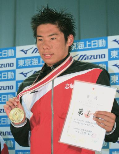 競泳男子50メートル平泳ぎを27秒69の高校新記録で制した山口観弘
