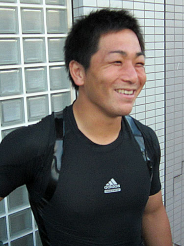 開幕前日に笑顔で取材を受けるサントリーの日本代表ＳＯ小野晃征