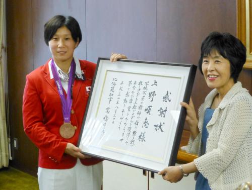 北海道の高橋はるみ知事（右）から感謝状を受け取るロンドン五輪柔道女子６３キロ級で銅メダルを獲得した上野順恵