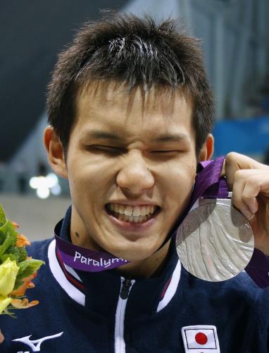 男子１００メートル平泳ぎ（ＳＢ11）で銀メダルを獲得し、笑顔の木村敬一