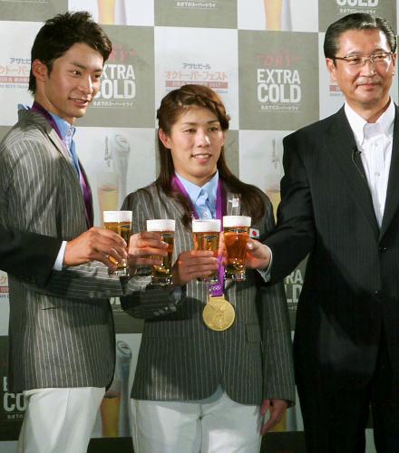 ビール会社のイベントで乾杯するロンドン五輪競泳男子の入江陵介（左）とレスリング女子の吉田沙保里（中央）