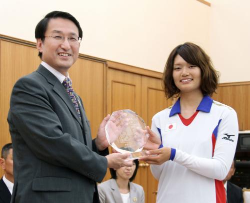 ロンドン五輪アーチェリーで銅メダルを獲得し、鳥取県の平井伸治知事（左）から県民栄誉賞の盾を手渡される川中香緒里
