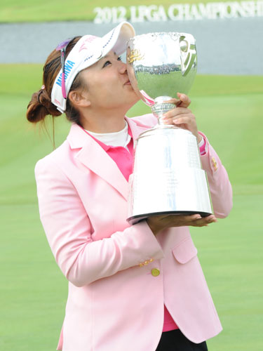 日本女子プロ選手権コニカミノルタ杯・最終日、優勝カップに笑顔でキスをする有村智恵