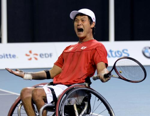 車いすテニスの男子シングルスで２連覇を達成し、喜びを爆発させる国枝慎吾