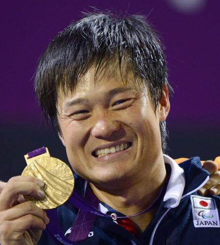 車いすテニスの男子シングルスで金メダルを獲得した国枝慎吾