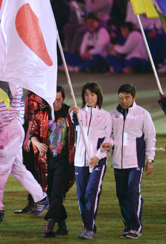 閉会式で日本の旗手を務める、金メダルを獲得したゴールボール女子の小宮正江主将（右から２人目）