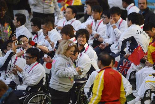 閉会式の会場に集まった車いすラグビーの池崎選手（中央）ら日本選手団