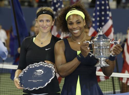 全米オープン女子シングルス決勝、優勝したＳ・ウィリアムズ（右）と準優勝のＶ・アザレンカ