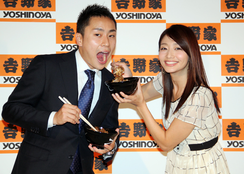 吉野家新商品「牛焼肉丼」記者発表会にゲストで出演した太田雄貴（左）と眞鍋かをり